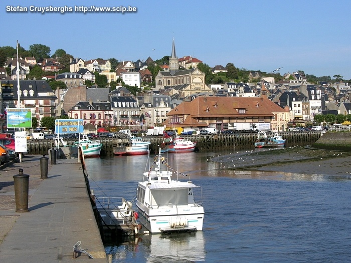 Trouville sur Mer Trouville-sur-mer, aan de riviermonding van de Touques, is een gezellige badplaats met een vissershaven en een mooie oude binnenstad.  Stefan Cruysberghs